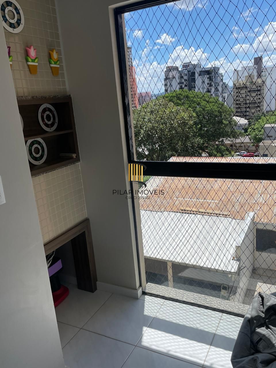 APARTAMENTO NO CENTRO DA CIDADE DE CHAPECÓ 02 DORM. 02 VAGAS, SEMI-MOBILIADO, CHURRASQUEIRA E ELEVADOR.