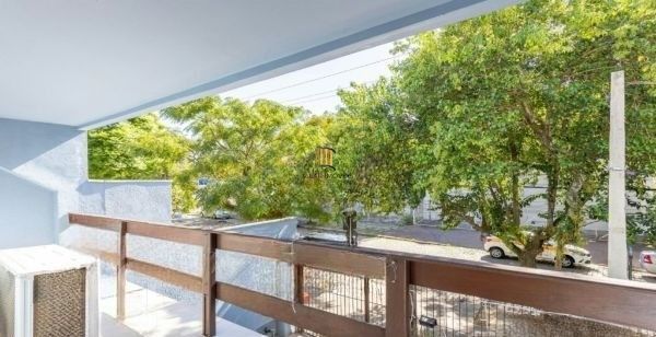 Sobrado no Menino Deus de 3 dormitórios e vaga