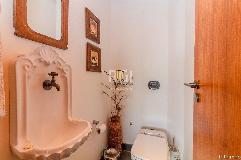 Cobertura para Venda - 248.34m², 3 dormitórios, sendo 1 suites, 3 vagas - Petrópolis