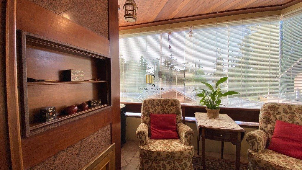 APTO SEMI MOBILIADO NO CENTRO DE GRAMADO, com lareira , sacada , churrasqueira