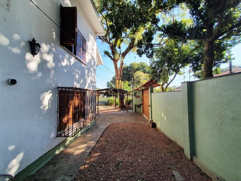 Casa para Venda - 250m², 4 dormitórios, sendo 1 suites, 4 vagas - Centro
