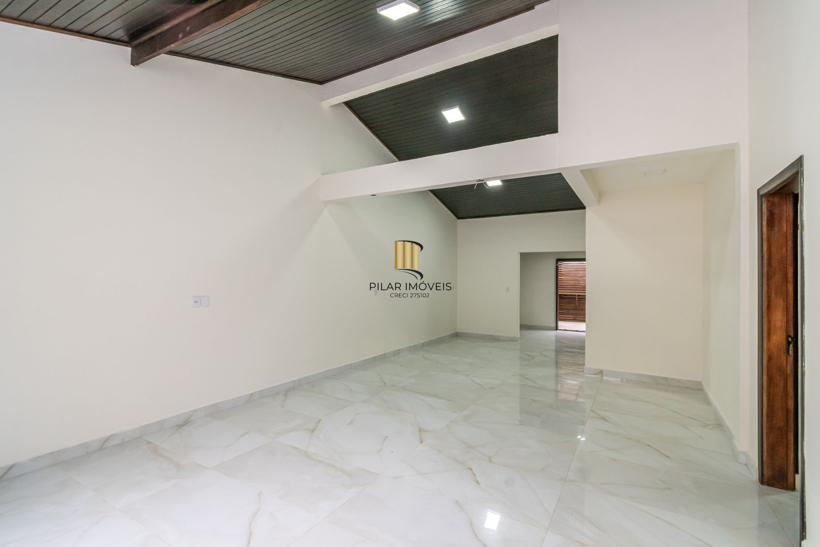 Casa sobrado no bairro Cristal de 3 dormitórios e 3 vagas