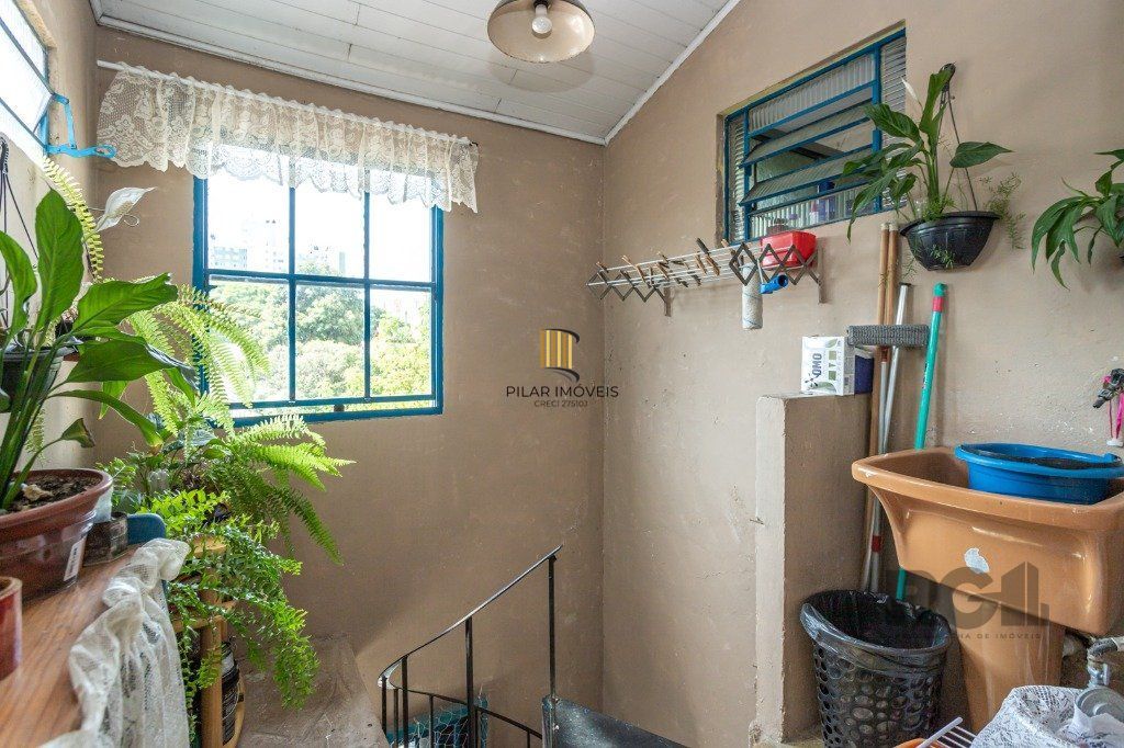 CASA COMERCIAL E RESIDENCIAL NO MIOLO DO BAIRRO SANTANA