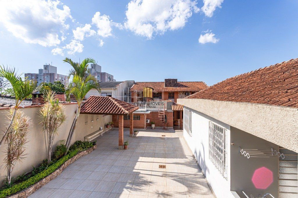 Casa sobrado no Partenon de 3 dormitórios e amplo pátio