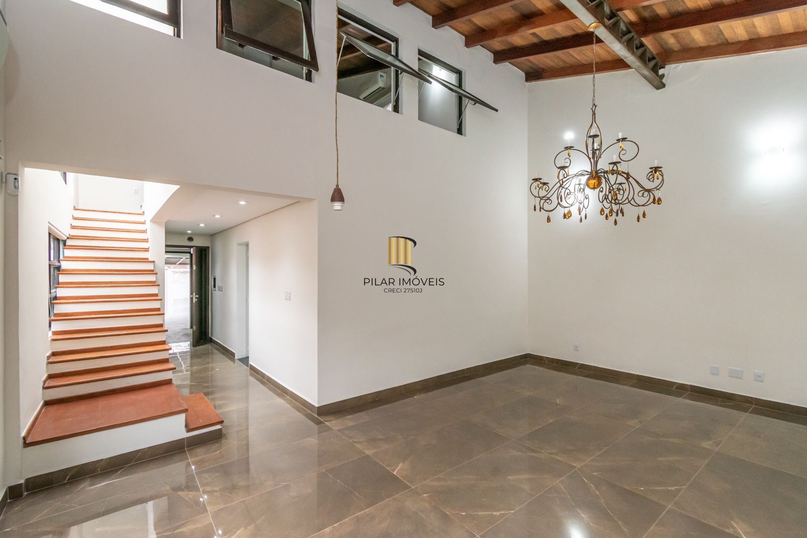 Casa sobrado no bairro Cristal de 3 dormitórios e 3 vagas