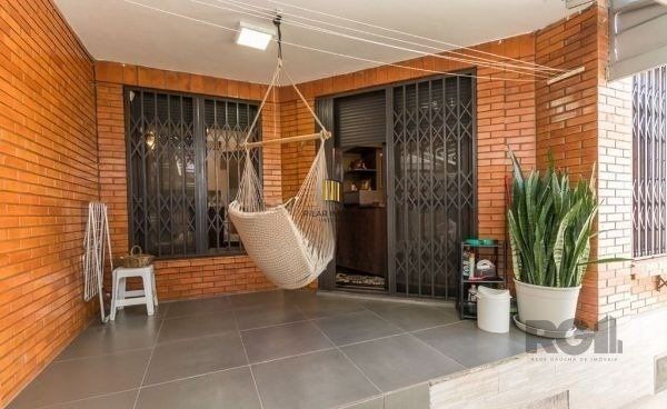 Casa sobrado no Cristal de 3 dormitórios e 3 vagas
