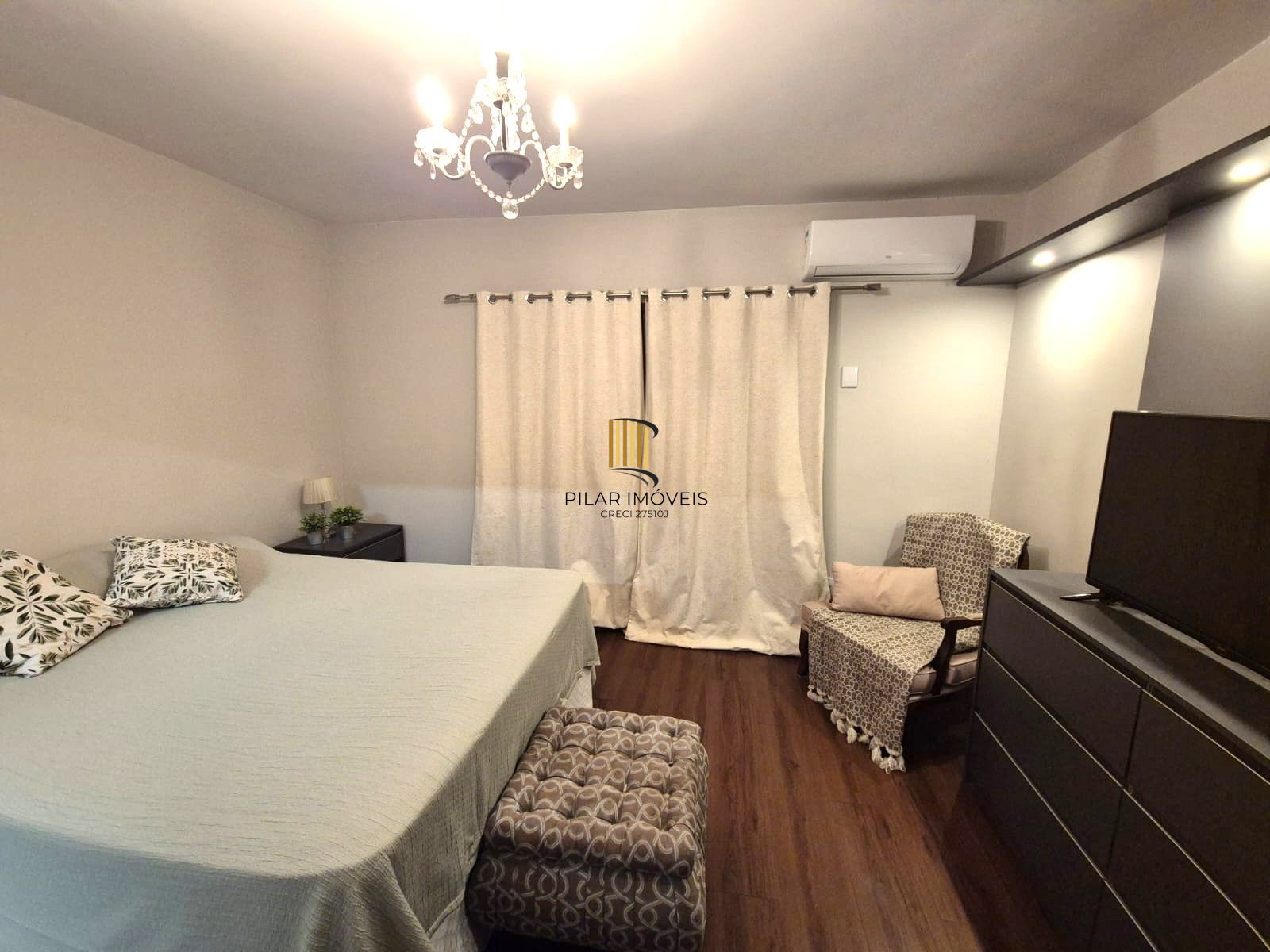 Sobrado no Menino Deus de 3 dormitórios e vaga