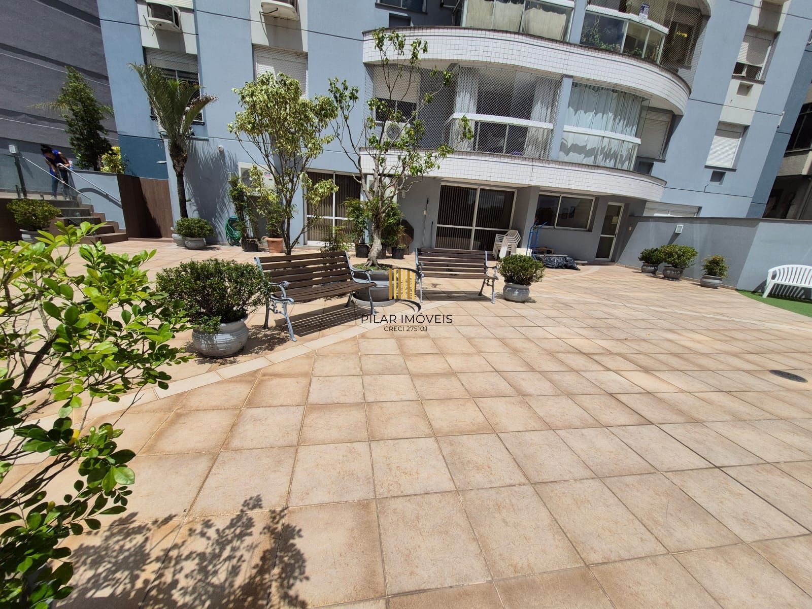 Apartamento no Centro de 2 dormitórios e 2 vagas DESOCUPADO