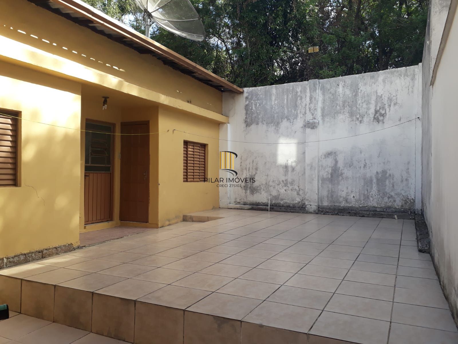Casa sobrado no bairro Auxiliadora de 3 dormitórios e 3 vagas