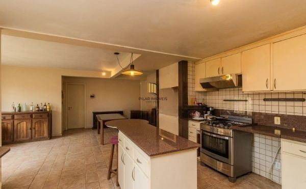 CASA DESOCUPADA E SEMI MOBILIADA, COM SUÍTE MASTER, SACADA, VISTA PANORÂMICA, EM AMPLO TERRENO NO SANTA TEREZA