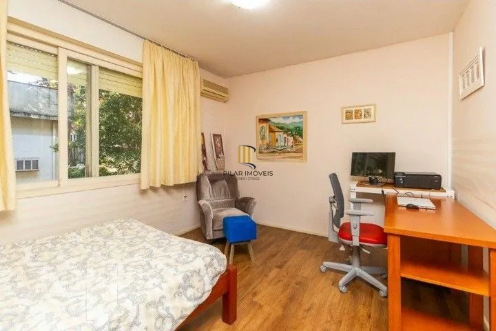 Formidável apartamento com 3 dormitórios (2 deles são suíte), peças amplas e bem iluminadas, banheiro auxiliar e cozinha com área de serviço separada. Dispõe de uma vaga de garagem coberta. Edifício com elevador e sistema de segurança por câmeras.