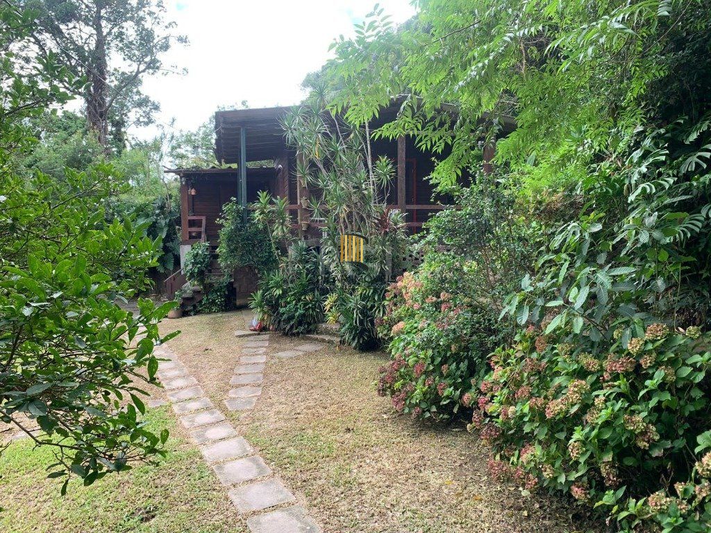 Terreno de 5.280 m², com 3 casas, no bairro Ponta Grossa, em Porto Alegre.
