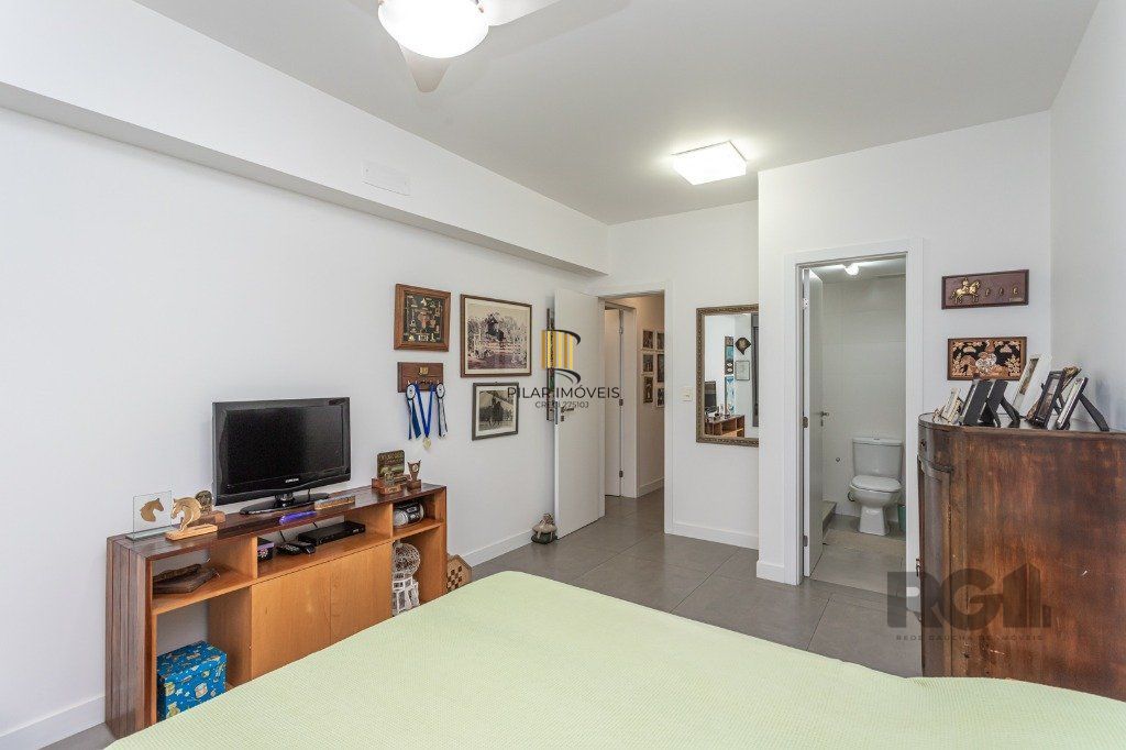 Apartamento no bairro Tristeza de 3 dormitórios e 2 vagas