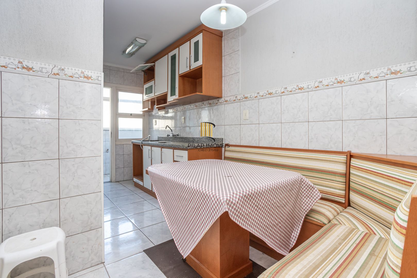 Apartamento no Petrópolis de 2 dormitórios dependência e vaga desocupado
