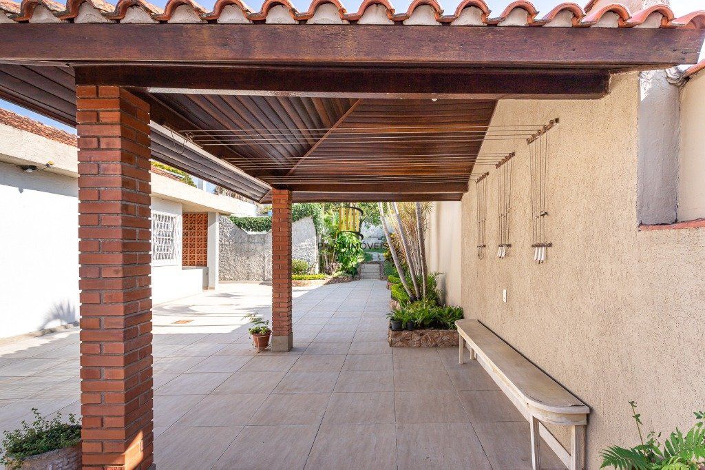 Casa sobrado no Partenon de 3 dormitórios e amplo pátio