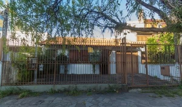 Casa no bairro Jardim Botânico de 4 dormitórios e 3 vagas