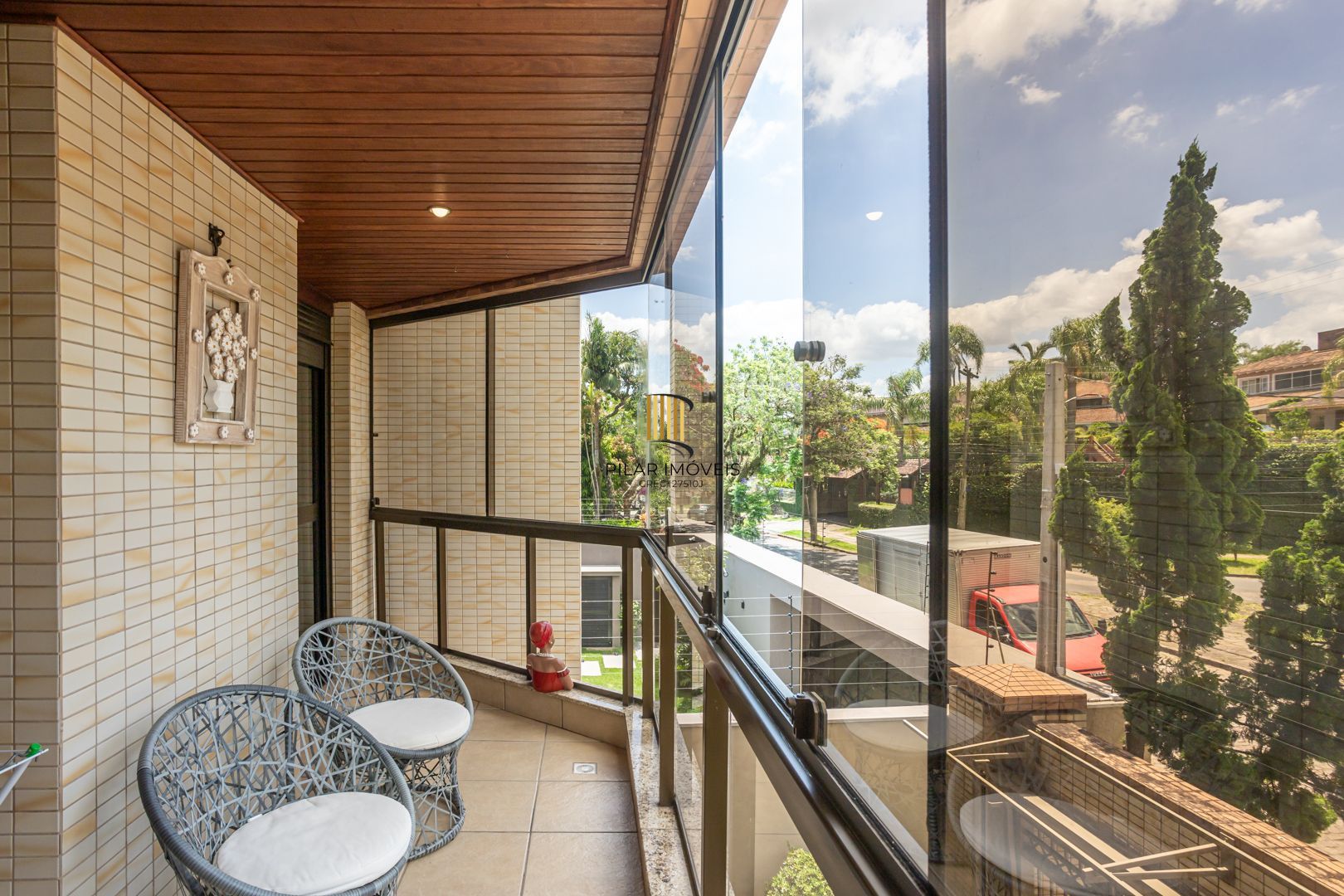 COBERTURA MOBILIADA COM VISTA PARA O GUAÍBA