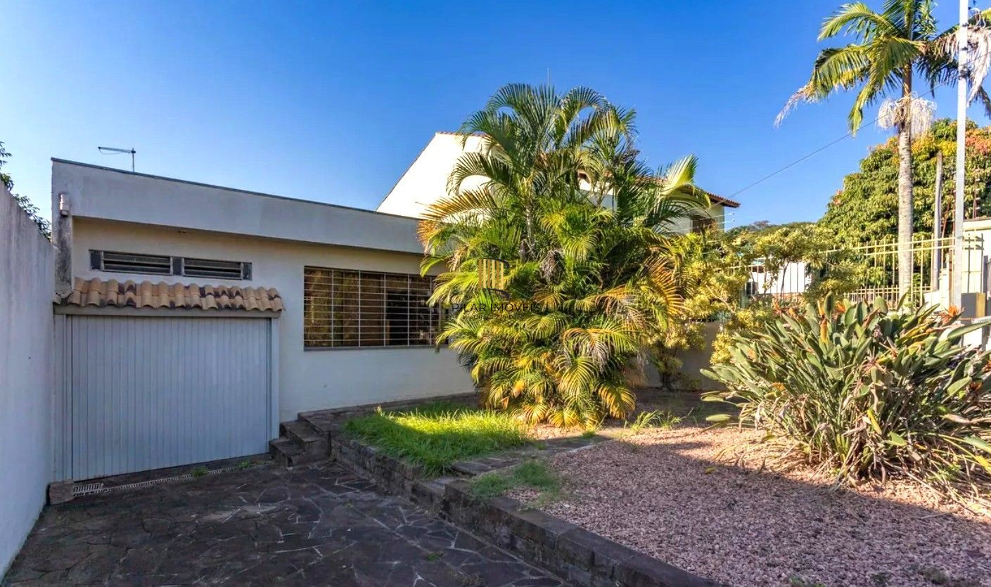 Casa no bairro Jardim Sabará de 4 dormitórios e 3 vagas DESOCUPADA
