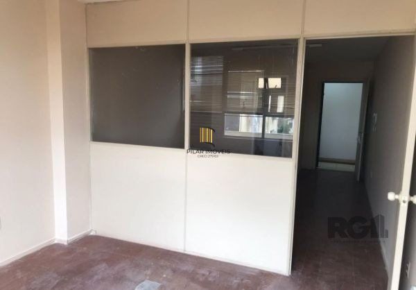 Sala / Conjunto comercial no Partenon com 32m² desocupada fundos