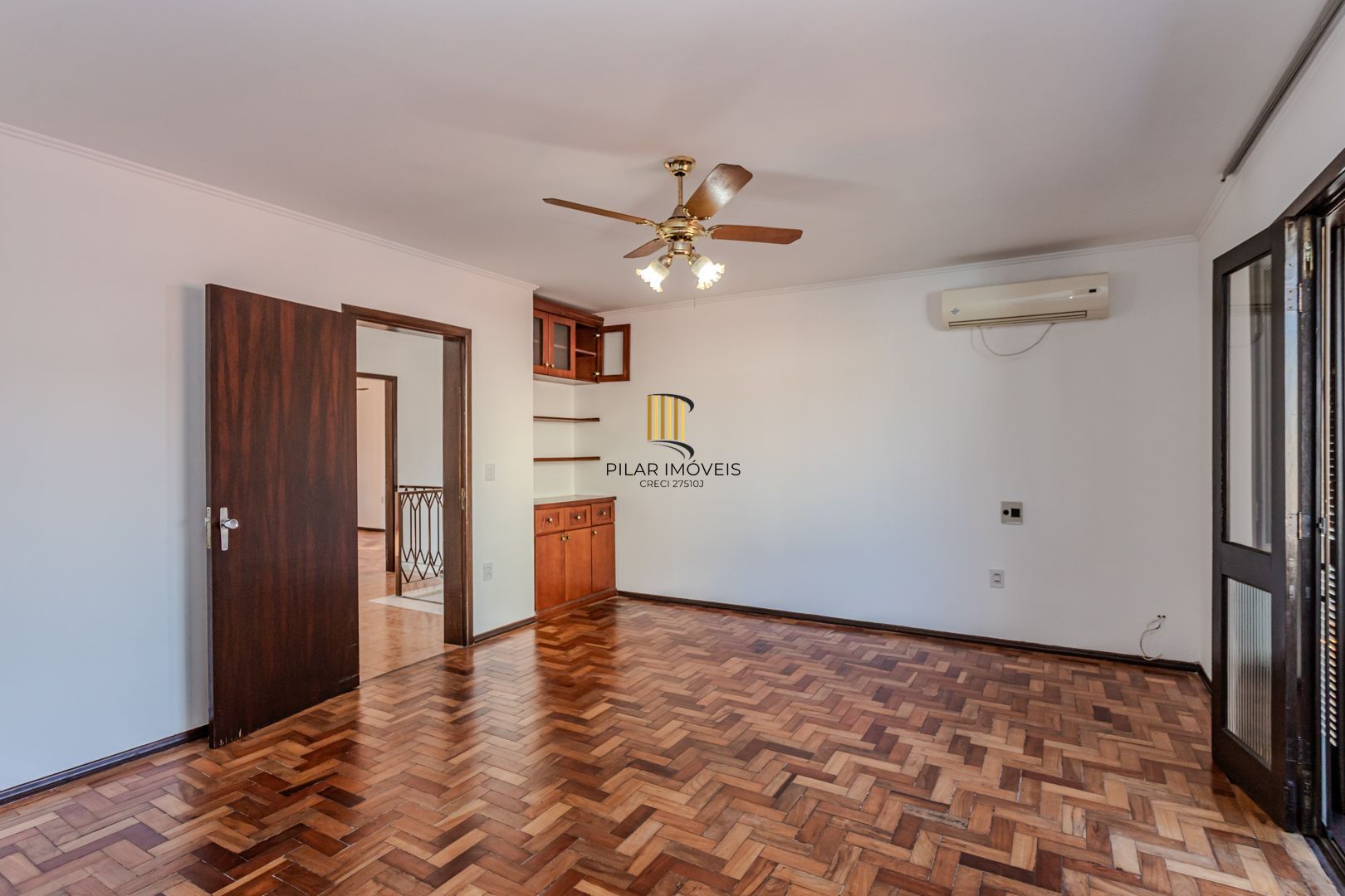 Casa no Partenon com 4 dormitórios e 4 vagas DESOCUPADA
