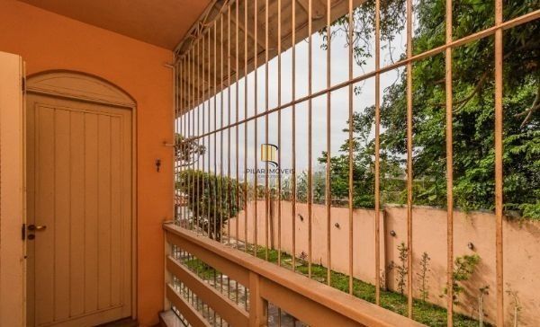 CASA DESOCUPADA E SEMI MOBILIADA, COM SUÍTE MASTER, SACADA, VISTA PANORÂMICA, EM AMPLO TERRENO NO SANTA TEREZA