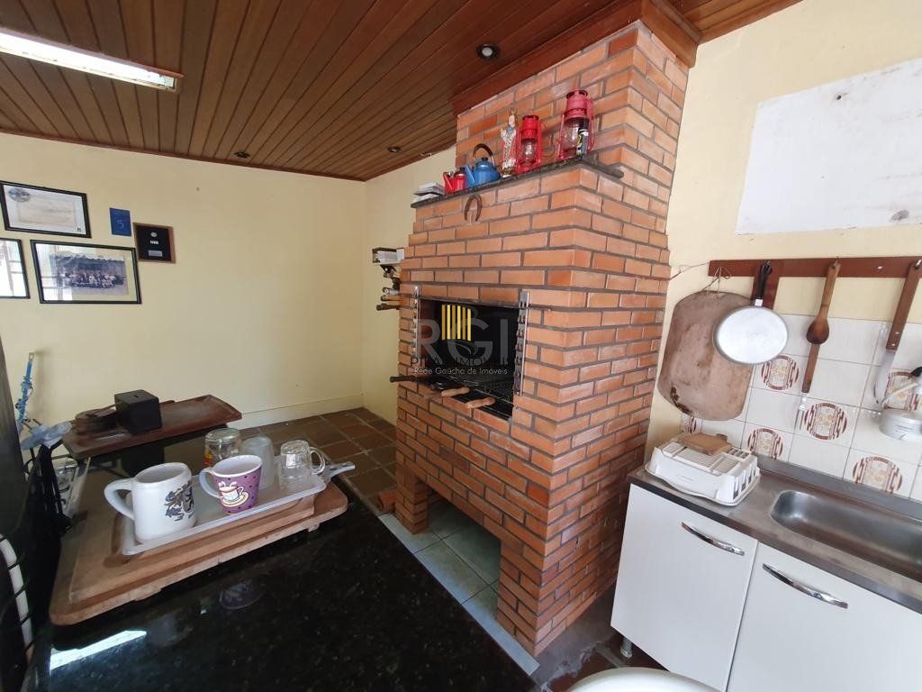 Casa para Venda - 250m², 4 dormitórios, sendo 1 suites, 4 vagas - Centro
