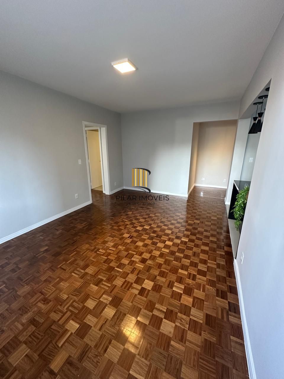 APTO COM 02 DORM. DEPENDENCIA EMP, TODO REFORMADO , SEMI-MOBILIADO, GARAGEM,  ELEVADOR