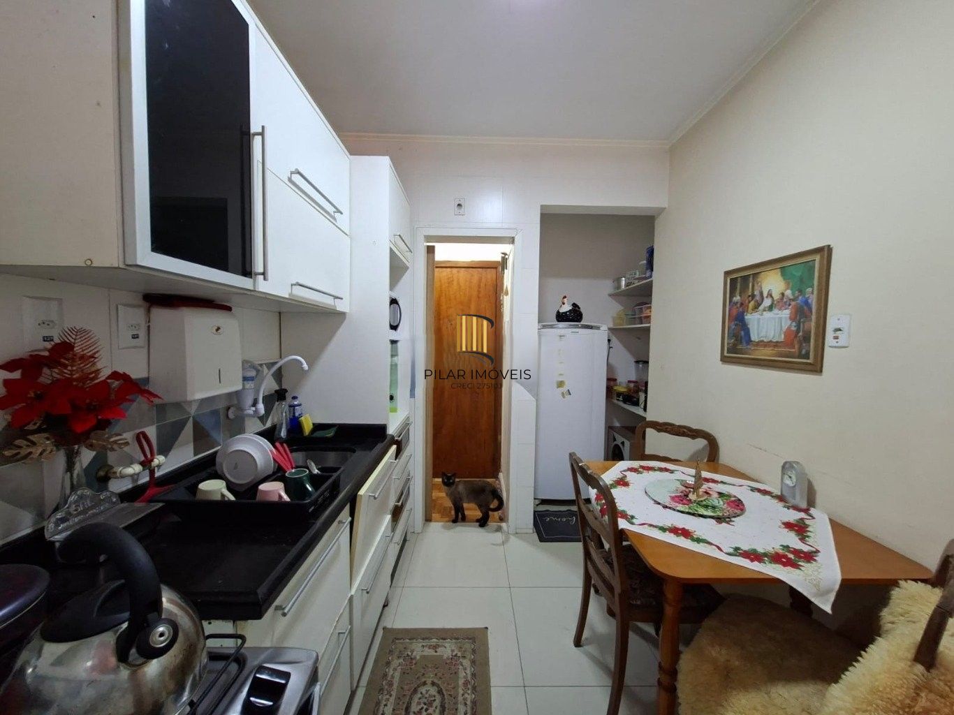 Lindo apartamento de 2 dorm. + dependência no Centro Histórico