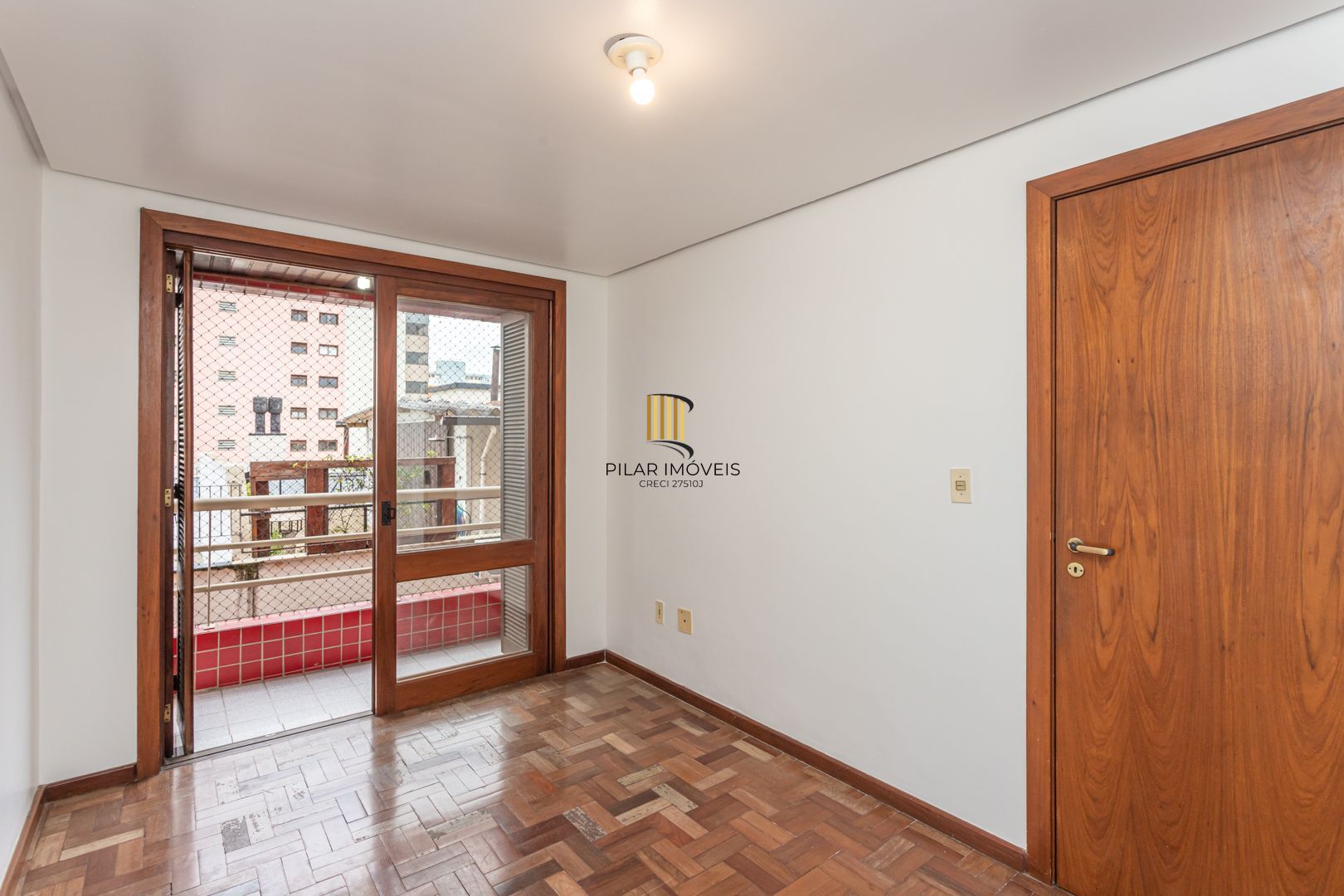 APTO DE 01 DORMITÓRIO , ELEVADOR, SACADA NA SALA E NO QUARTO, BAIRRO SANTANA