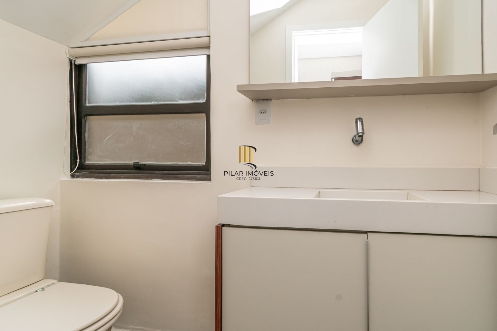 Casa sobrado no bairro Cristal de 3 dormitórios e 3 vagas