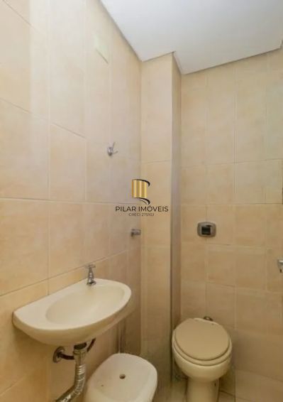 Apartamento no Petrópolis de 2 dormitórios dependência e vaga desocupado