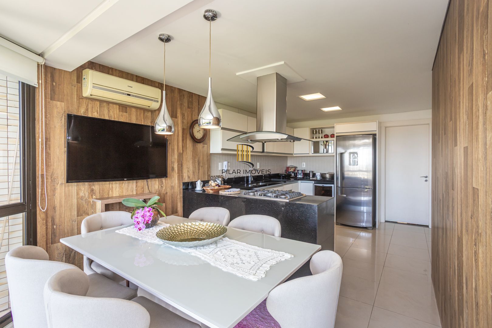 COBERTURA MOBILIADA COM VISTA PARA O GUAÍBA