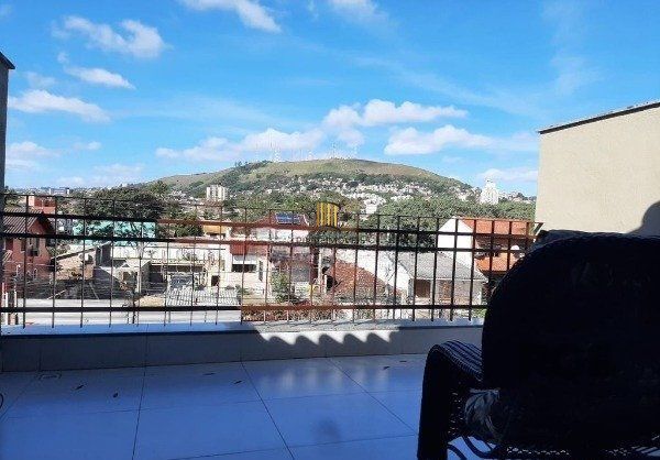 Sobrado triplex no Partenon de 3 dormitórios e 2 vagas