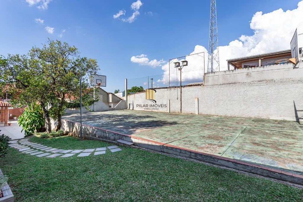 Casa sobrado no Partenon de 3 dormitórios e amplo pátio