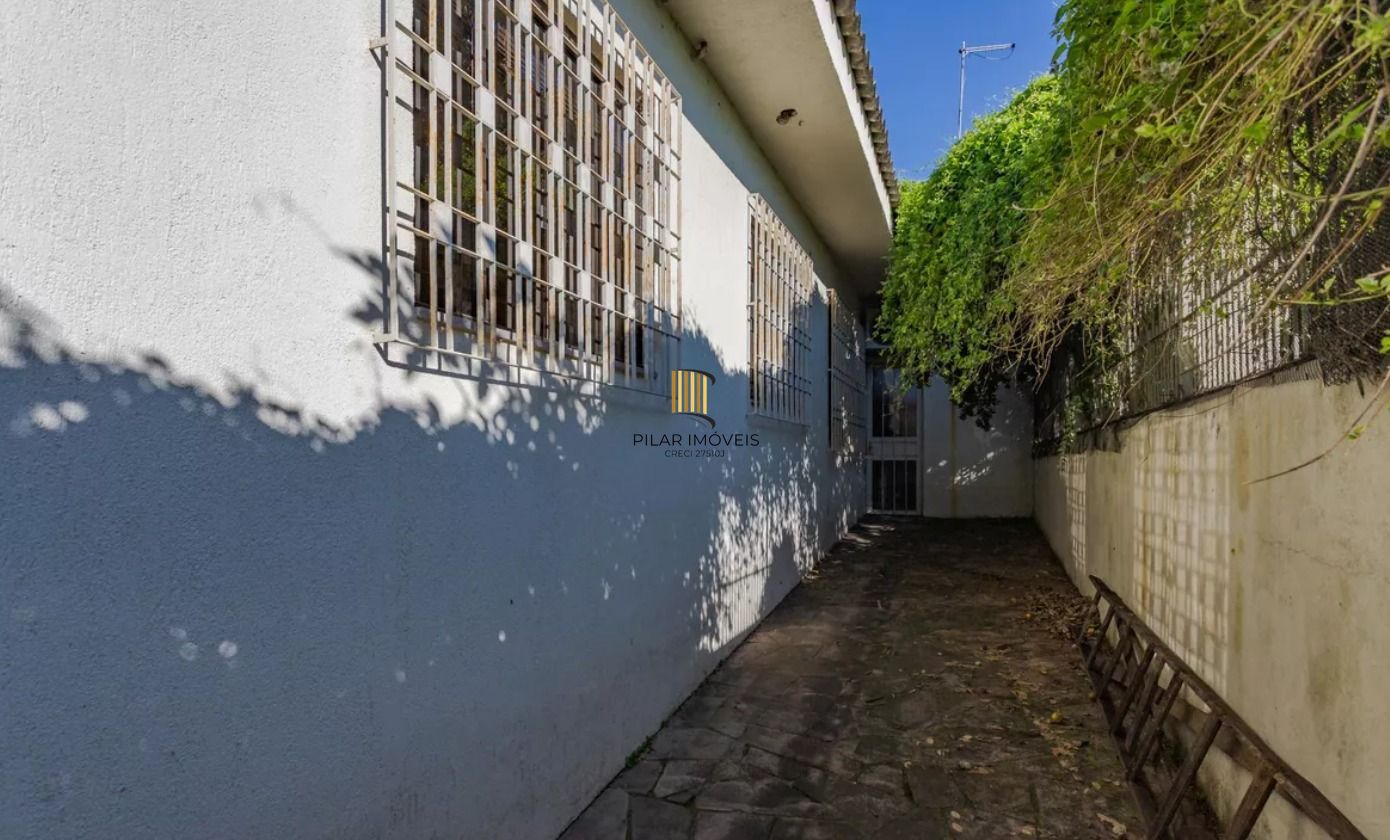 Casa no bairro Jardim Sabará de 4 dormitórios e 3 vagas DESOCUPADA