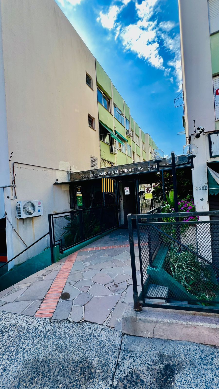 Apartamento no bairro Teresópolis de 2 dormitórios DESOCUPADO