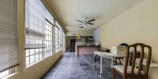 Casa sobrado no bairro Auxiliadora de 5 dormitórios e 4 vagas