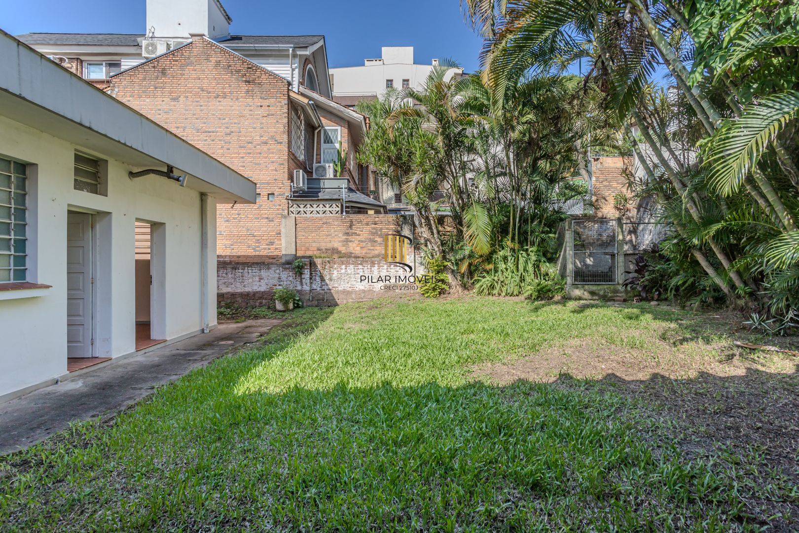 Casa no Menino Deus de 3 dormitórios e 5 vagas DESOCUPADA