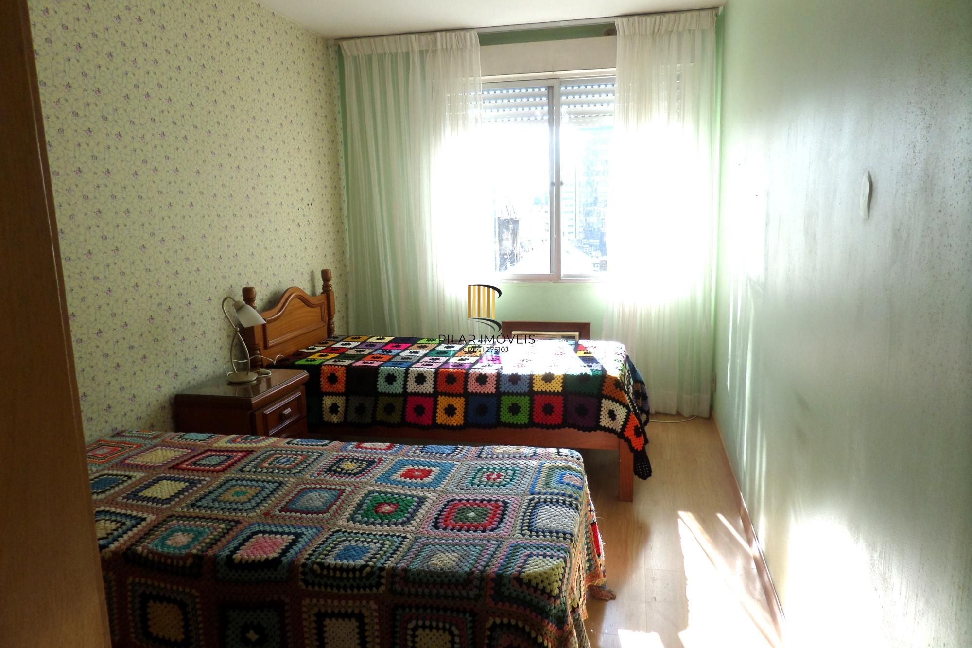 Apartamento no Centro de 2 dormitórios dependência DESOCUPADO