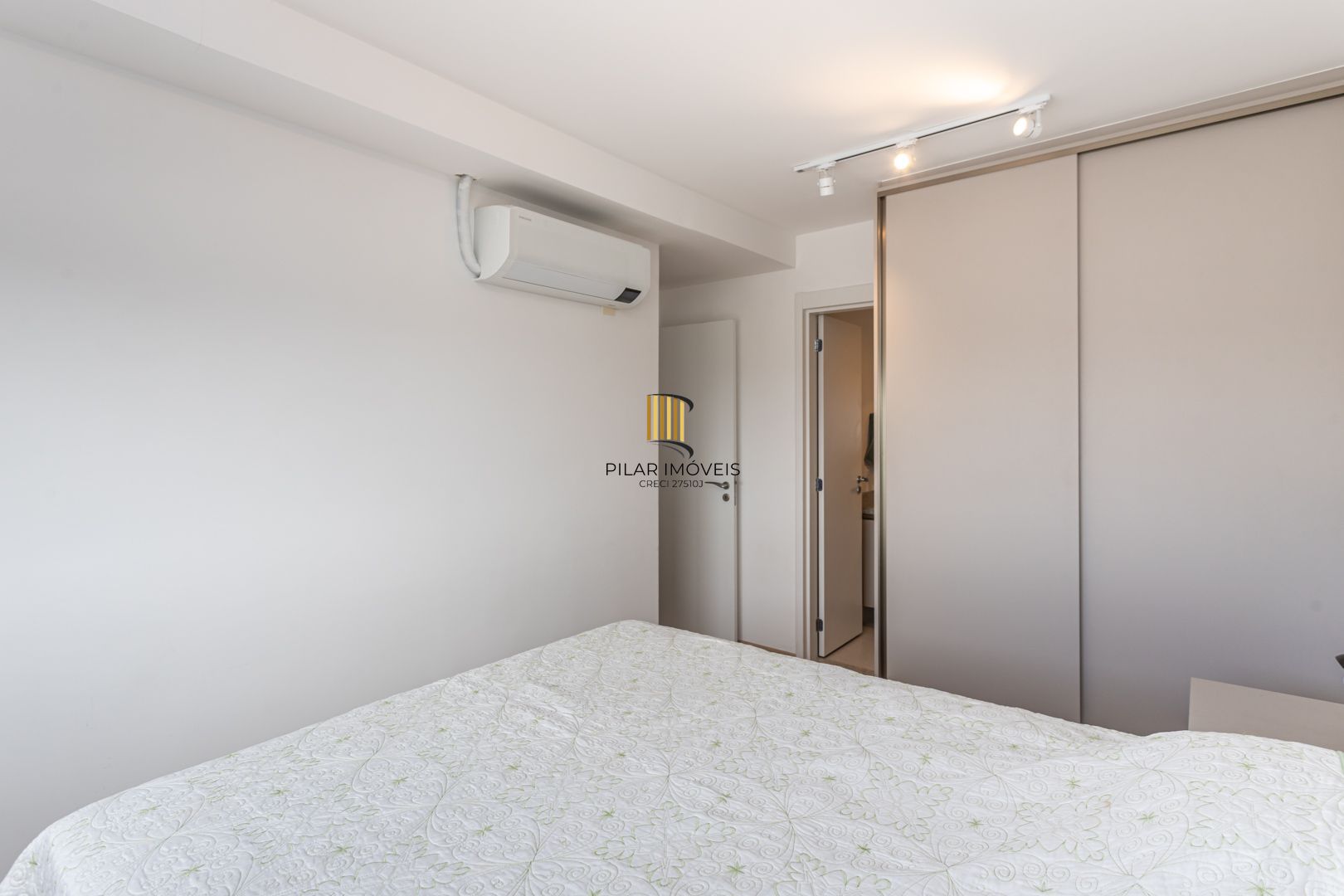 Apartamento 02 dormit com suíte e 01 vaga, no bairro Azenha, em Porto Alegre.