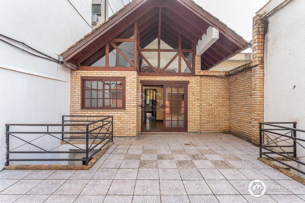 Casa para Venda - 330m², 4 dormitórios, sendo 3 suites, 2 vagas - Petrópolis