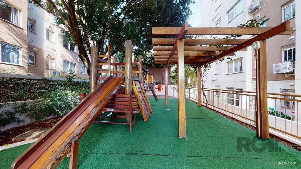 Apartamento no Urbano Menino Deus de 1 dormitório vaga e pátio