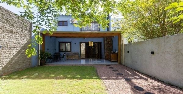 Sobrado no Menino Deus de 3 dormitórios e vaga