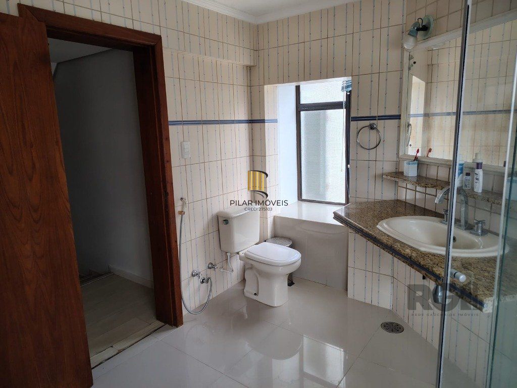 Casa sobrado com 300m² na Vila Nova de 3 dormitórios e 4 vagas