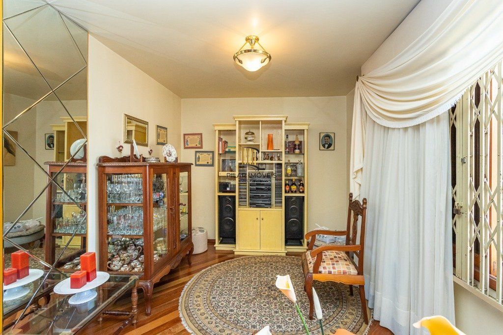 Casa sobrado no Partenon de 3 dormitórios e amplo pátio