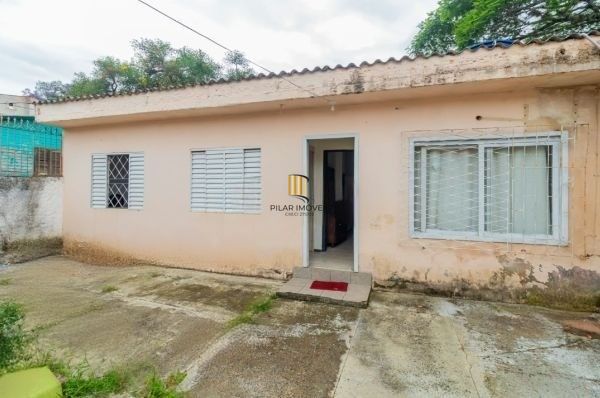 Casa / Terreno com 3 casas de alvenaria no bairro Morro Santana
