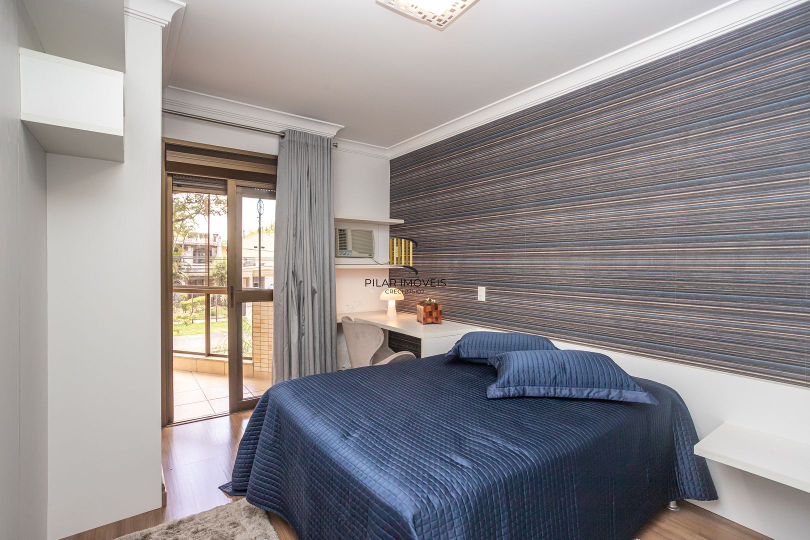 COBERTURA MOBILIADA COM VISTA PARA O GUAÍBA