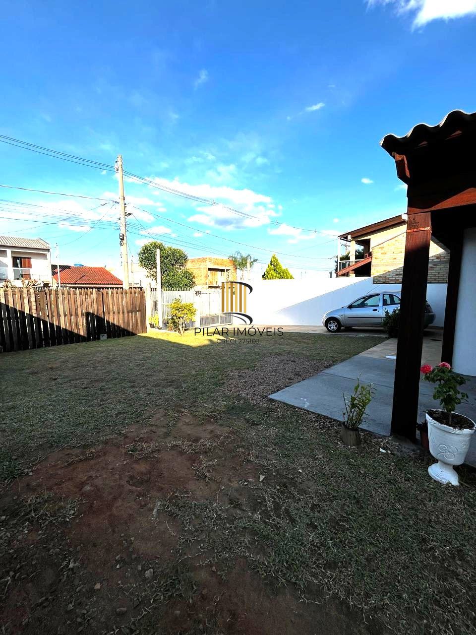 Casa térrea de 3 dormitórios e amplo pátio