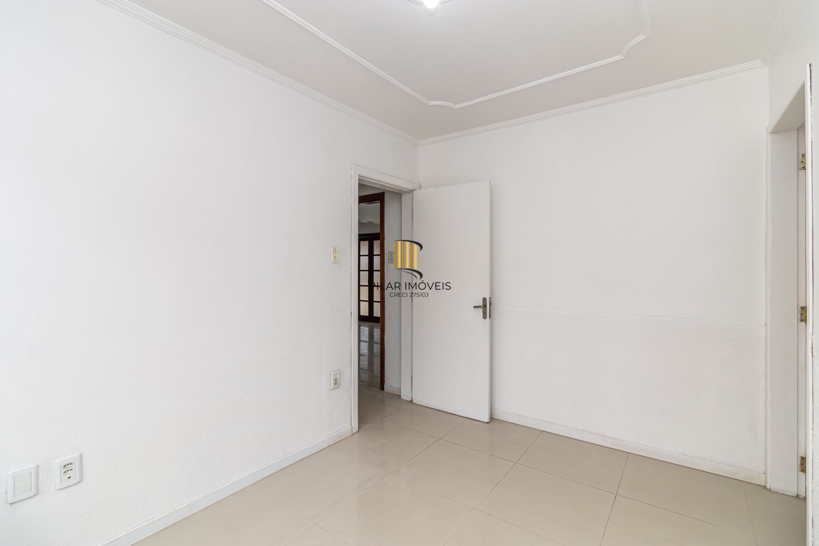 Casa no bairro Sarandi com 4 dormitórios e 4 vagas