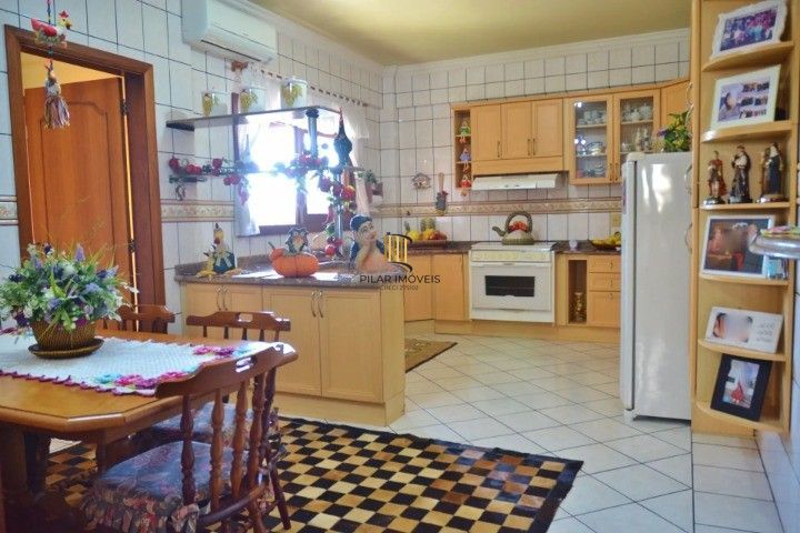 Casa Comercial e Residencial com 518m² (4 quartos / 5 banheiros / 3 vagas garagem) no Bairro Partenon localizada à meia quadra da Av. Bento Gonçalves.